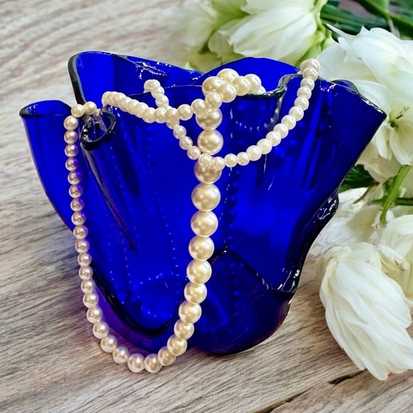 Hand-Blown Ultramarine Lotus Handkerchief Glass Vase - Picture 15 of 16